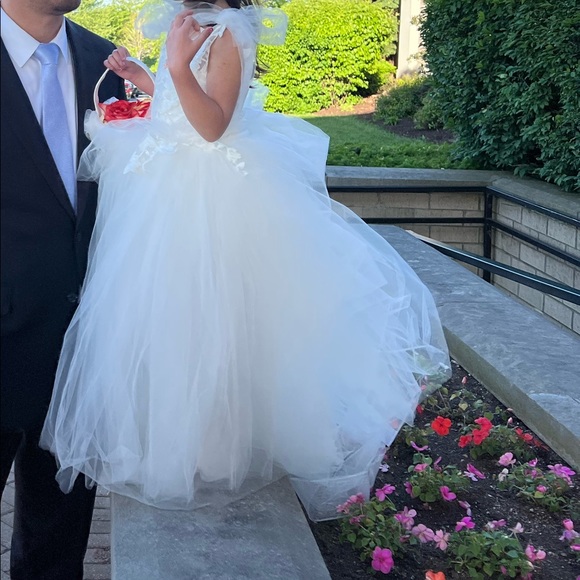 FLOWER GIRL dress with detachable train - Picture 2 of 8